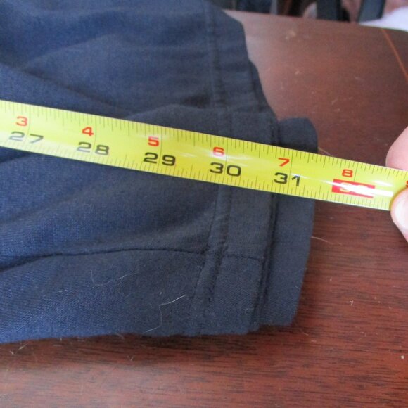 Lightwweight polyester black skirt with pockets. Hanes medium size, 31 inch. - Picture 5 of 10